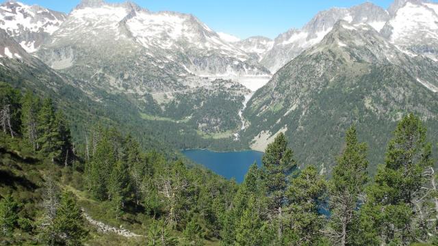 Vista de Cap De Long y del lago Doredon