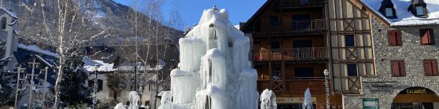 Fontaine Glace Neige Hiver Residence Fermedestlary