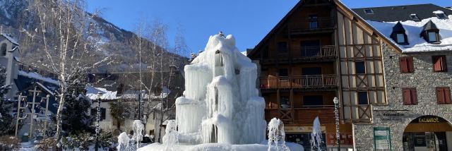 Fuente de hielo frente a las Fermes de saint lary