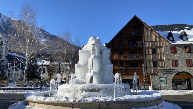 Fontaine Glace Neige Hiver Residence Fermedestlary