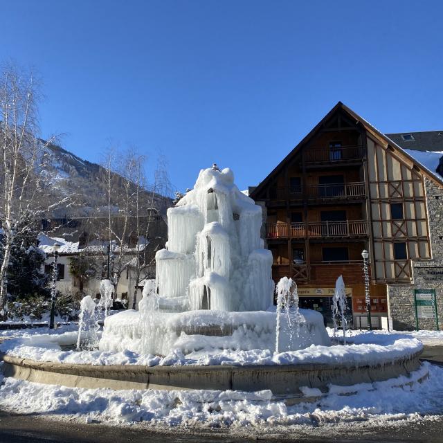 Fontaine Glace Neige Hiver Residence Fermedestlary