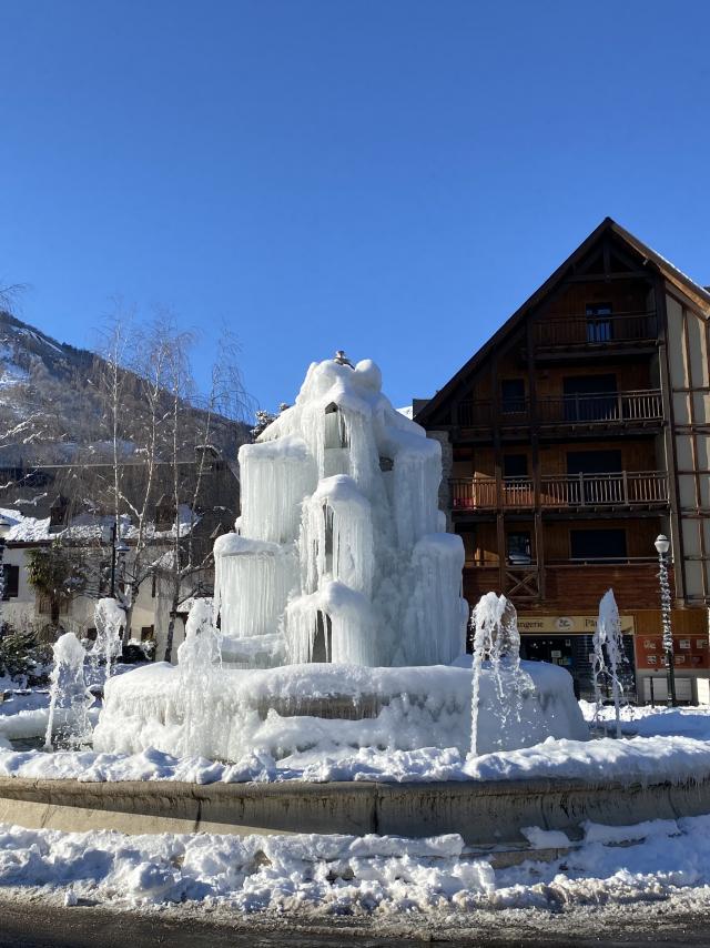 Fontaine Glace Neige Hiver Residence Fermedestlary