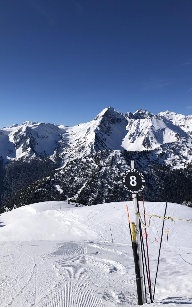 on the ski slopes, balcony De L'oule