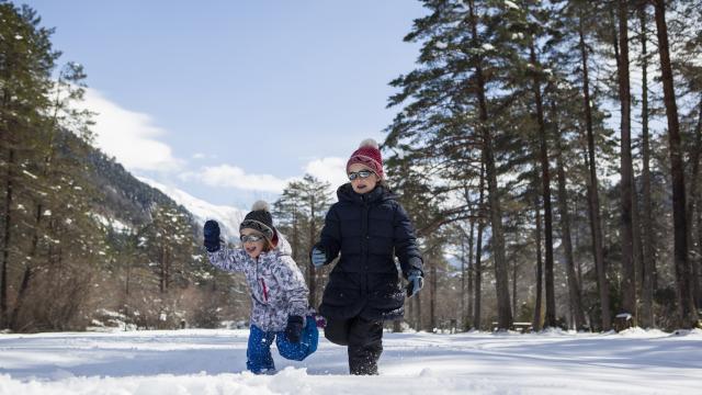 enfants qui courent dans la vallée de la pineta