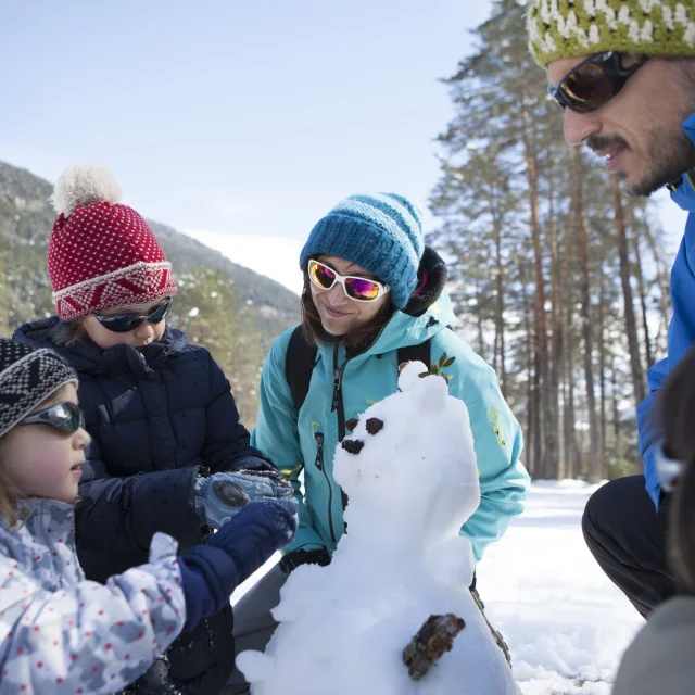 construction d'un bonhomme de neige vallée de la pineta2