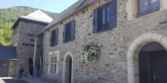 Maison Du Patrimoine Facade Fleurie Cote Entree Web