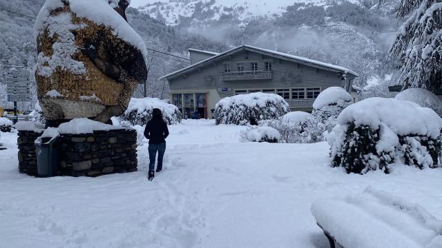 ©cperisse Village Hiver Neige Statue Ours