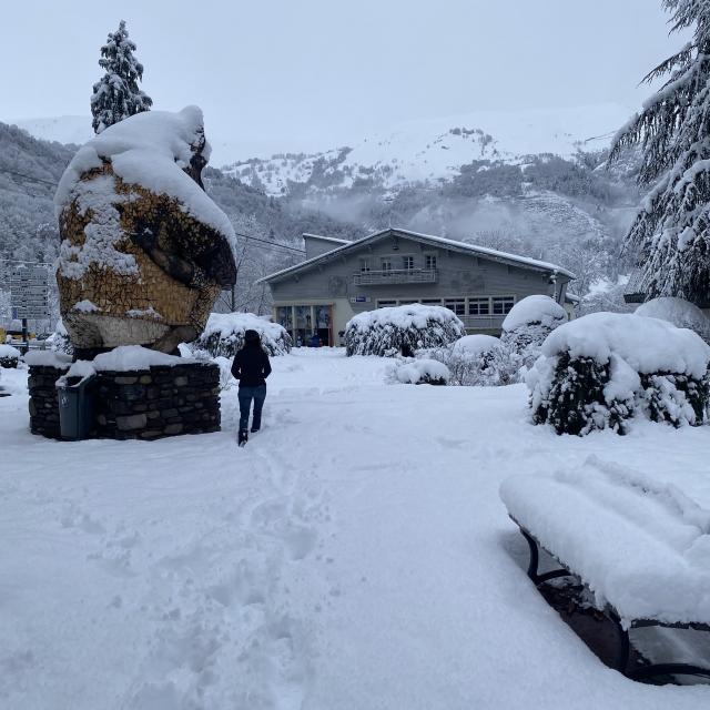 ©cperisse Village Hiver Neige Statue Ours