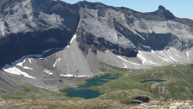 800px-Barroude-muro-lagos-Gerbats-Pirineos