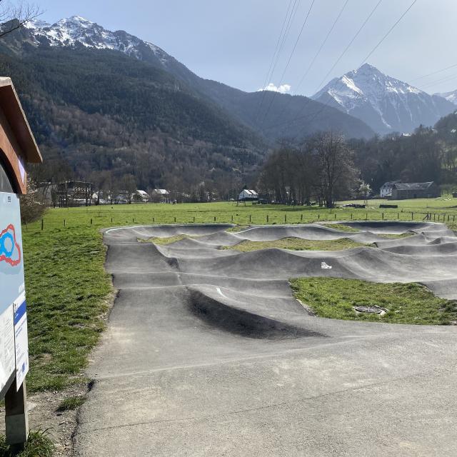 PISTA DE BOMBEO CON PANEL DE MUELLES