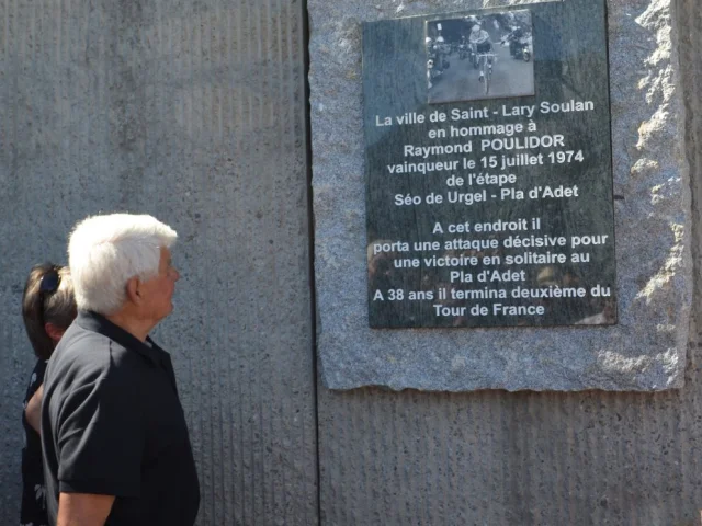 Raymond Poulidor Devant Sa Plaque 993x1024 1